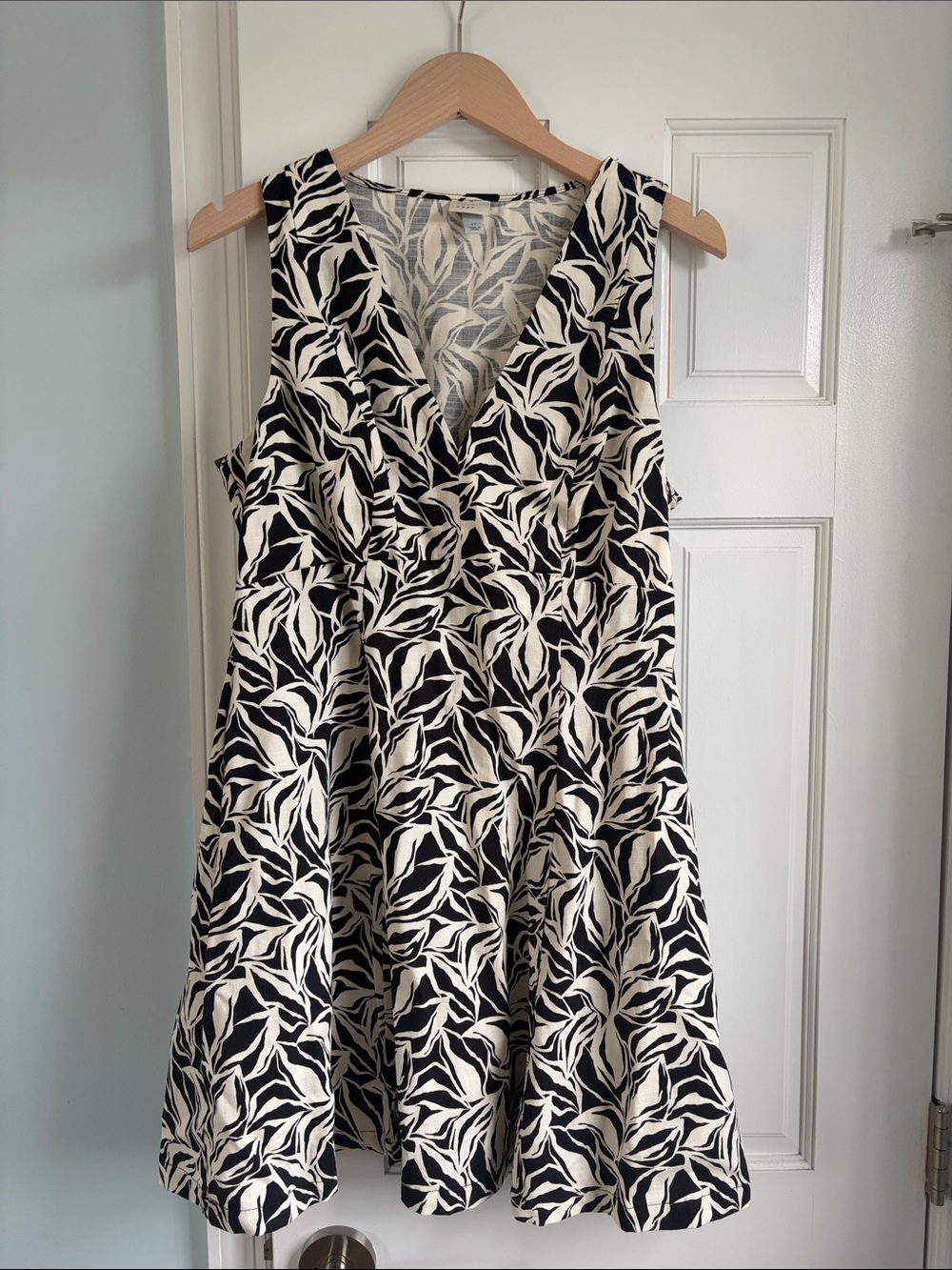 a new day Black & Cream Leaf-Print V-Neck A-Line Dress